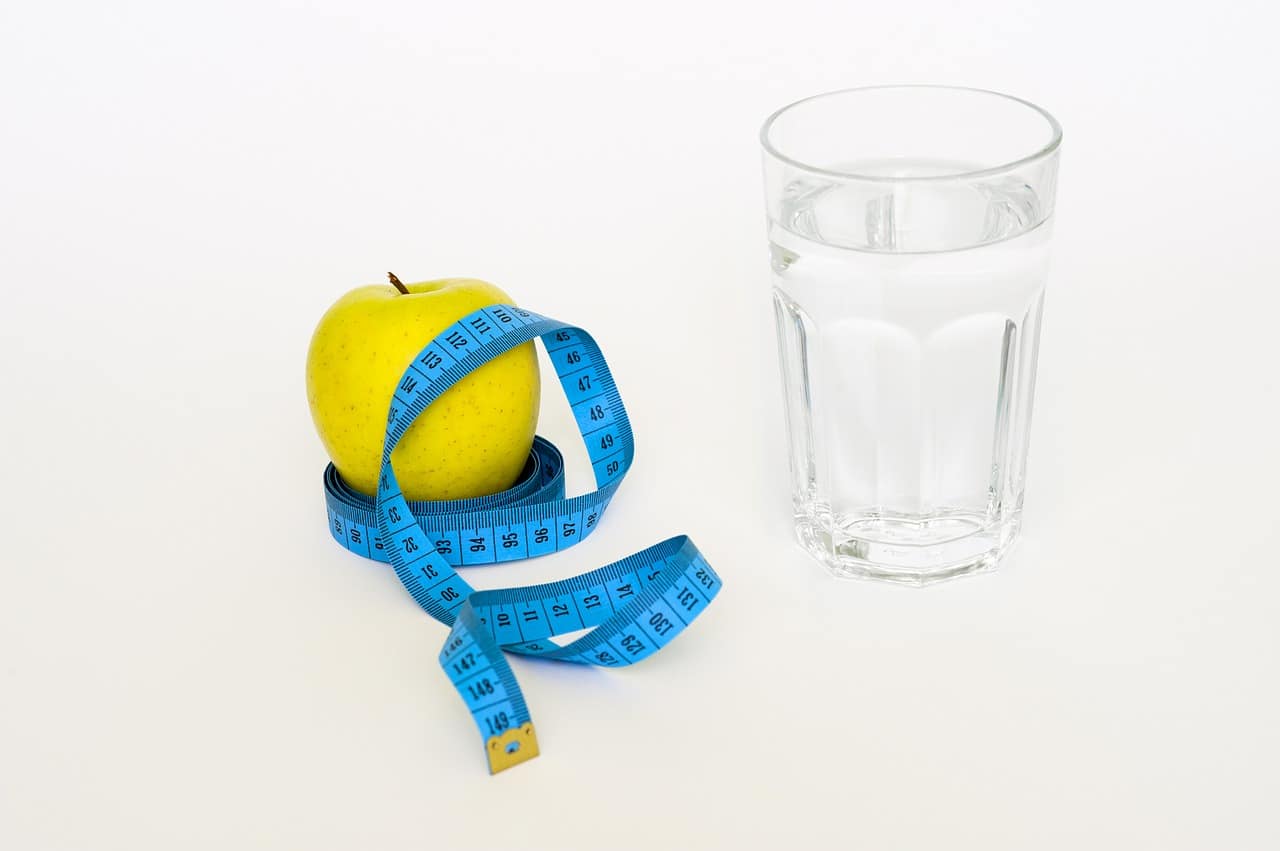 هل شرب الماء بكثرة ينزل الوزن؟