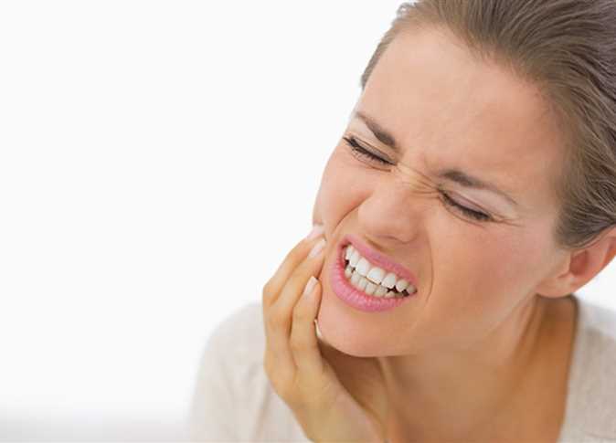 هل يوجد علاج لتثبيت الأسنان المخلخلة؟