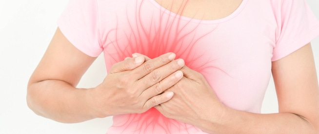 هل الورم الليفي في الثدي يسبب ألم في اليد؟